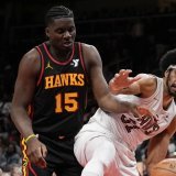 Une soirée difficile pour Clint Capela (15) face à Jarrett Allen et à Cleveland. KEYSTONE/AP/Brynn Anderson